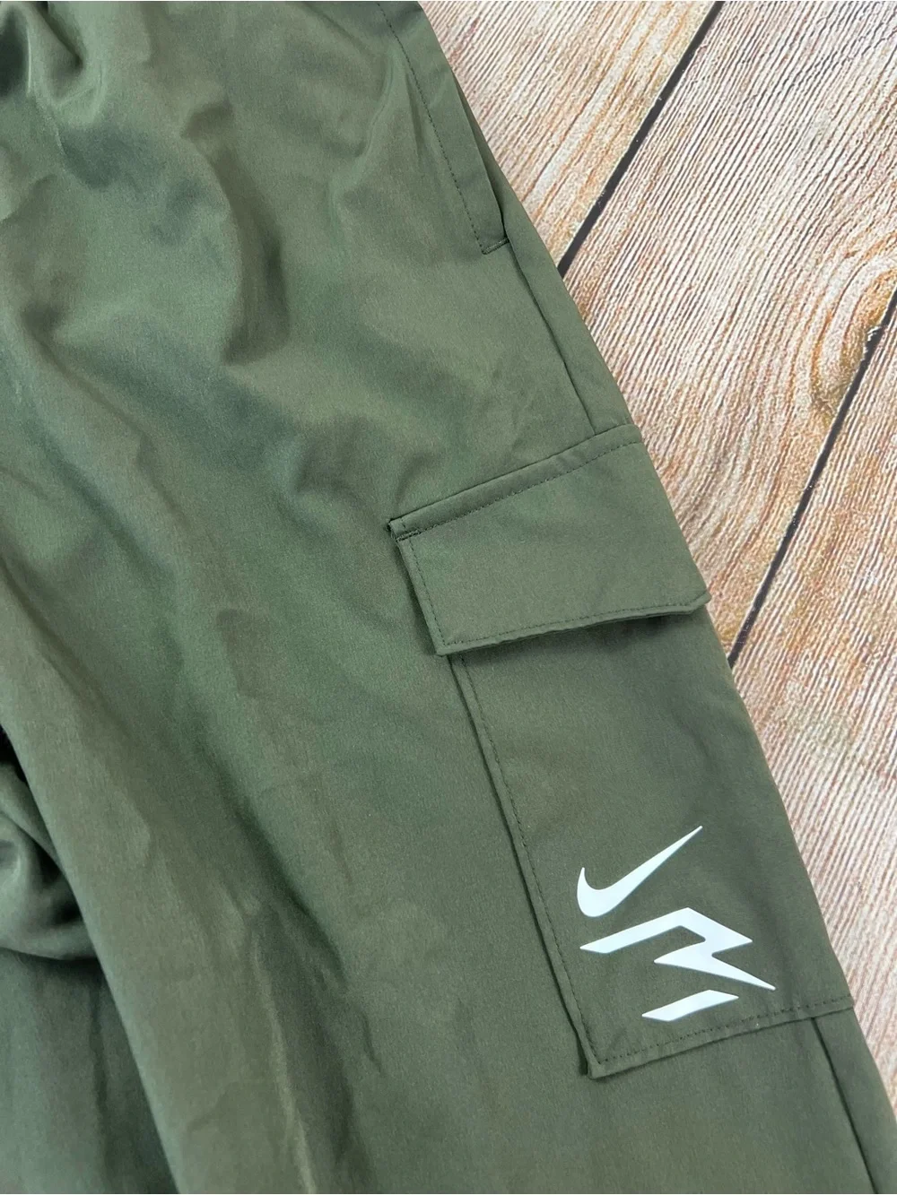 Nike Boys Youth Russell Wilson Green Cargo Pants & T Shirt Bundle Size Large